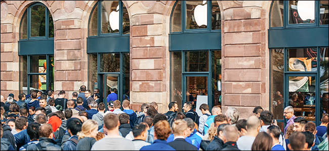 Centenas de clientes fora de uma loja da Apple