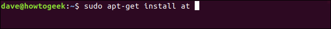 O comando "sudo apt-get install at" em uma janela de terminal.