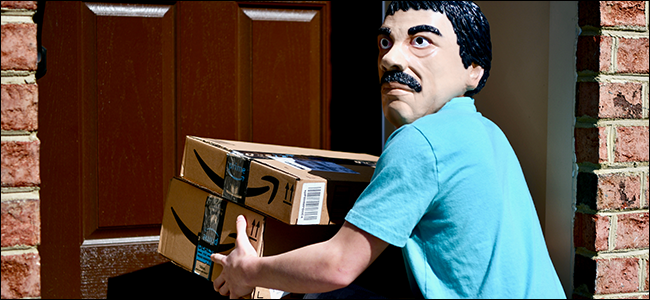 Um homem mascarado estranho roubando pacotes de uma casa desavisada.