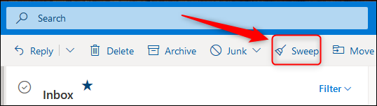 A opção Varrer na barra de ferramentas do Outlook.
