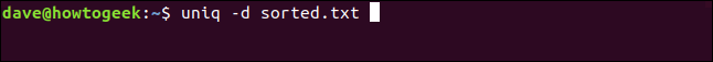 O comando "uniq -d Sort.txt" em uma janela de terminal.