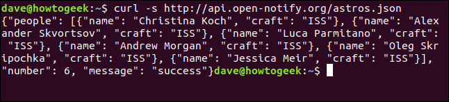 O comando "curl -s http://api.open-notify.org/astros.json" em uma janela de terminal.