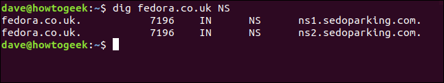 O comando "dig fedora.com NS" em uma janela de terminal.