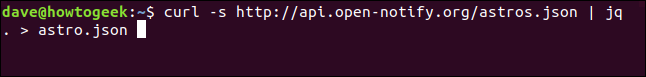O comando "curl -s http://api.open-notify.org/astros.json | jq.> Astros.json" em uma janela de terminal.