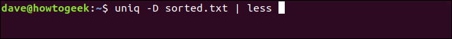 O comando "uniq -D Sort.txt | less" em uma janela de terminal.