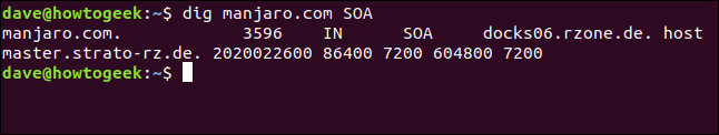 O comando "dig manjaro.com SOA" em uma janela de terminal.