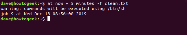 Um comando "agora + 5 minutos -f clean.txt" em uma janela de terminal.