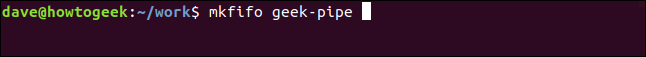 mkfifo geek-pipe em uma janela de terminal