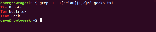O comando "grep -E 'T [aeiou] {1,2} m' geeks.txt" em uma janela de terminal.