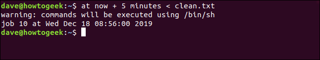 Um comando "agora + 5 minutos <clean.txt" em uma janela de terminal.