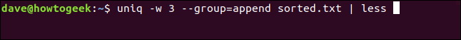 O comando "uniq -w 3 --group = append Sort.txt | less" em uma janela de terminal.