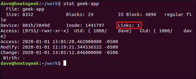 O comando "stat geek-app" em uma janela de terminal.