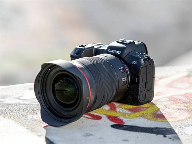 A Canon EOS R5 com uma lente longa acoplada.