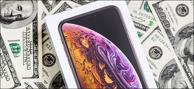 Uma capa de iPhone X em uma pilha de dinheiro