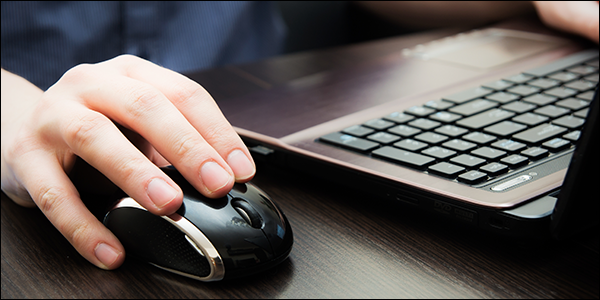 homem navegando em laptop com mouse