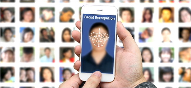 Um homem usando tecnologia de reconhecimento facial para identificar um assunto em um banco de dados.