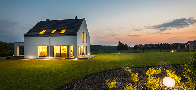 Casa rural moderna com iluminação externa à noite