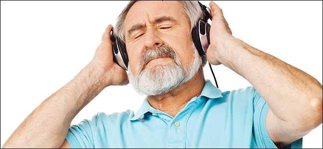 Um homem apreciando o som doce de seus fones de ouvido com cancelamento de ruído