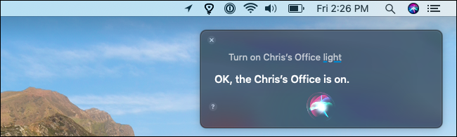Ativando uma luz Hue com Siri em um Mac.