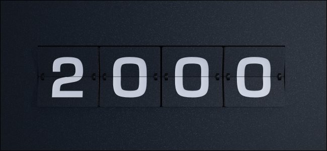 Um flipboard de data mostrando o ano 2000.
