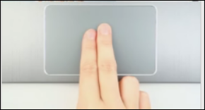 Toque levemente dois dedos no touchpad para clicar com o botão direito
