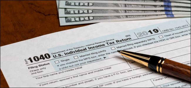 Um formulário de declaração de imposto de renda de pessoa física de 2019 com vencimento em 15 de abril de 2020.