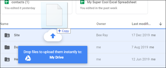 Um arquivo no meio do arrasto, prestes a ser carregado no PWA do Google Drive.