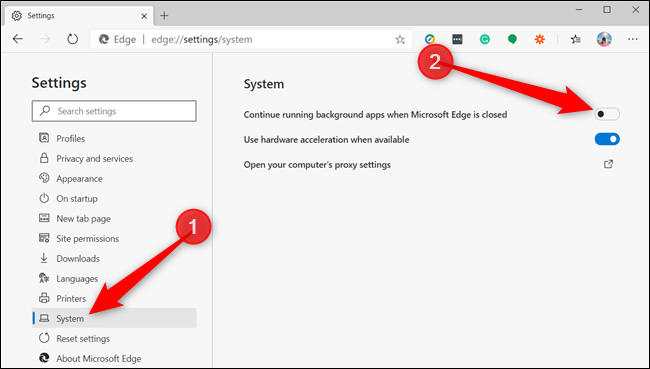 No painel esquerdo, clique em "Sistema" e alterne "Continuar executando aplicativos em segundo plano quando o Microsoft Edge estiver fechado" para a posição Desligado.