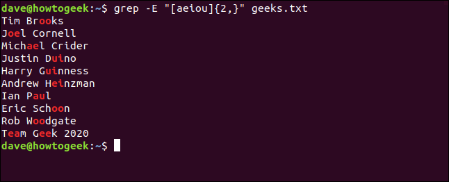 O comando "grep -E '[aeiou] {2,}' geeks.txt" em uma janela de terminal.