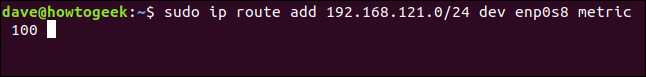 O comando "sudo ip route add 192.168.121.0/24 dev enp0s8 metric 100" em uma janela de terminal.