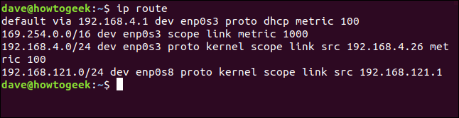 O comando "ip route" em uma janela de terminal.