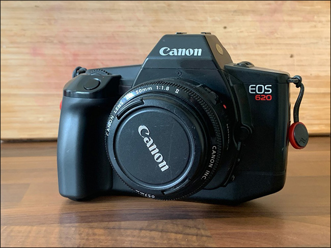 Uma Canon EOS 620.