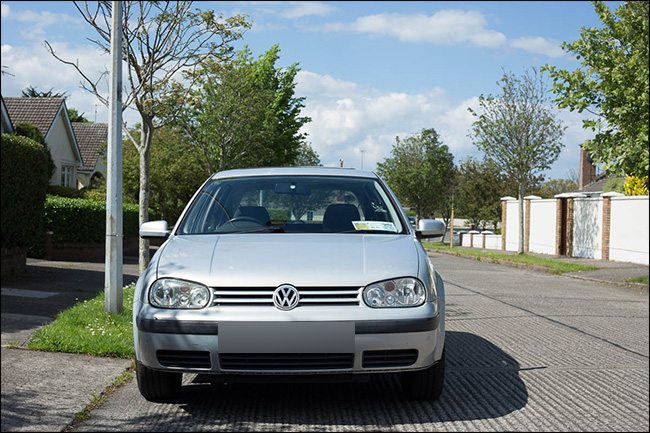 Vista frontal de um veículo Volkswagen tirada com uma lente normal.
