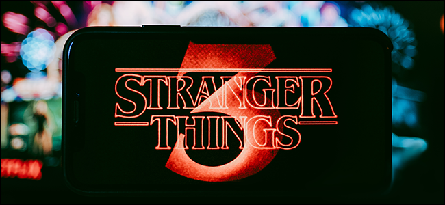 O logotipo do Stranger Things contra um fundo colorido e desfocado.