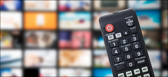 Um controle remoto de TV com um cenário de serviços de streaming e canais de TV.