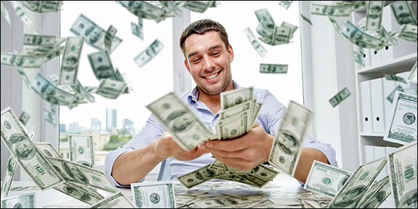 homem feliz fazendo chover notas de $ 100