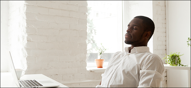 Um homem olhando desconfortavelmente para um laptop