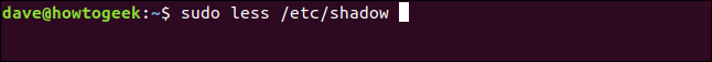 O comando "sudo less / etc / shadow" em uma janela de terminal.