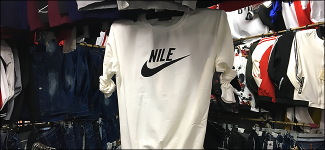 Uma imitação de camisa da Nike.  diz "Nilo" em vez de "Nike".