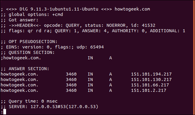 A saída do comando "dig howtogeek.com | less" em uma janela de terminal.