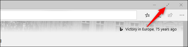 Saindo do modo de tela inteira do navegador Microsoft Edge original com um mouse.