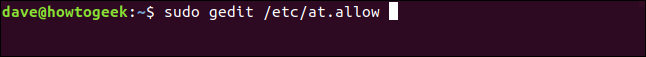 O comando "sudo gedit /etc/at.allow" em uma janela de terminal.