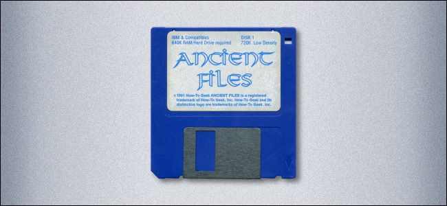 Um disquete de 3,5 polegadas denominado "Arquivos Antigos".