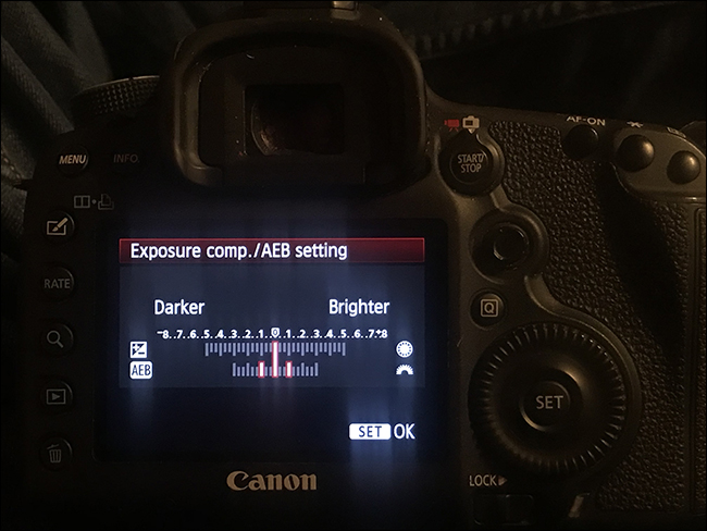 Tela da Canon 5D Mark III mostrando as configurações de compensação de exposição