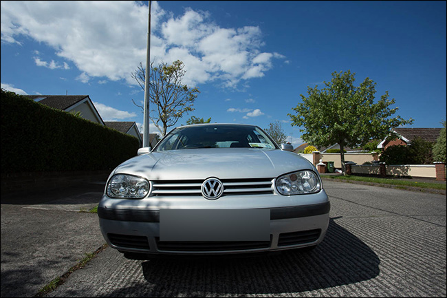 Vista frontal de um veículo Volkswagen tirada com uma lente grande angular.