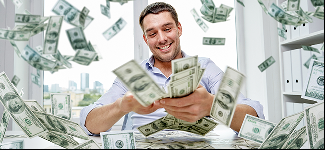 Um homem presunçoso espalhando descuidadamente notas de US $ 100 no ar como chuva