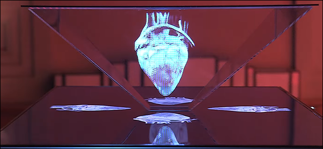 Um protótipo de TV com holograma mostrando um coração humano.