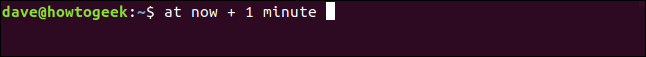 O comando "agora + 1 minuto" em uma janela de terminal.