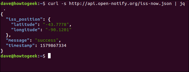 O "curl -s http://api.open-notify.org/iss-now.json | jq."  comando em uma janela de terminal.