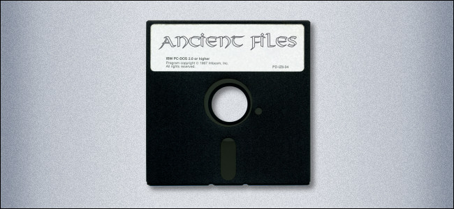 Um disquete de 5,25 polegadas denominado "Arquivos Antigos".